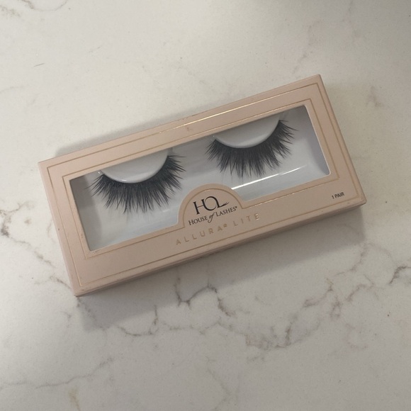 Allura Lite False Lashes - Picture 5 of 5